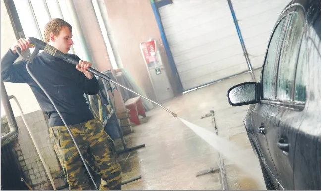 Zarobić miliony na myciu aut