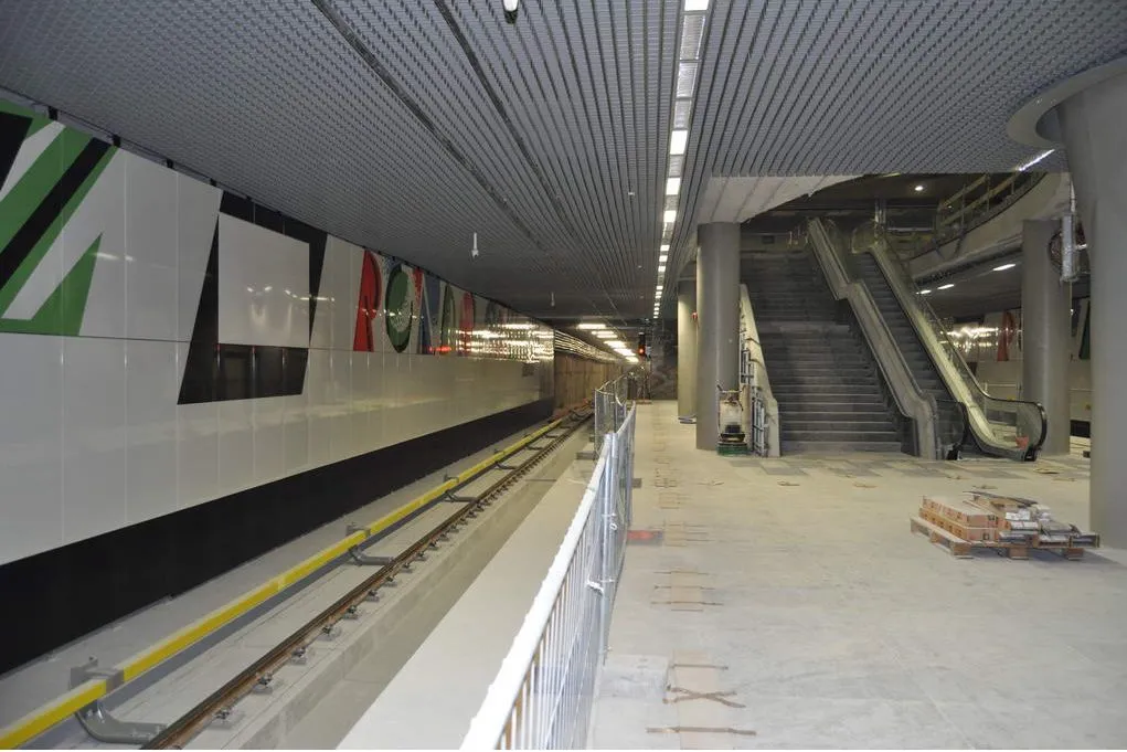 1884502-stacja-metra-rondo-onz.jpg