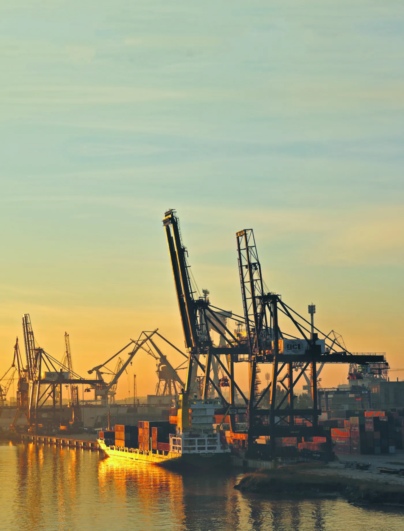 VAT mniejszy, ale budżet cały. Wpływy z podatku utknęły w portach