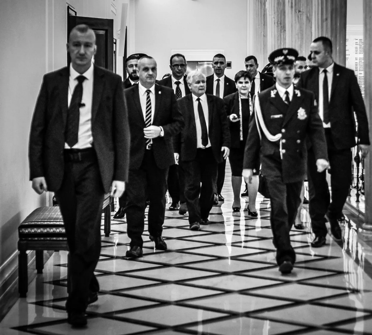 PiS idzie w ślady poprzedników? Aby naprawić instytucje, trzeba je obsadzić swoimi ludźmi