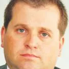 Jan Okoń, pracuje w Candy Polska od 10 lat, od początku jest dyrektorem generalnym. Wcześniej w Sony Poland. Jest absolwentem SGPiS/SGH.