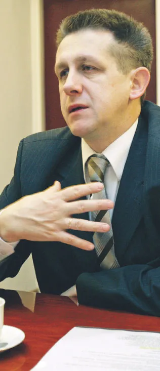 Jan Bury, z wykształcenia prawnik, absolwent Uniwersytetu Marii Curie-Skłodowskiej w Rzeszowie, poseł na Sejm obecnej kadencji, od listopada 2007 r. sekretarz stanu Ministerstwa Skarbu Państwa, od 2005 r. wiceprezes NKW PSL