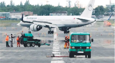 Zagraniczni potentaci w obsłudze naziemnej samolotów wchodzą na Okęcie