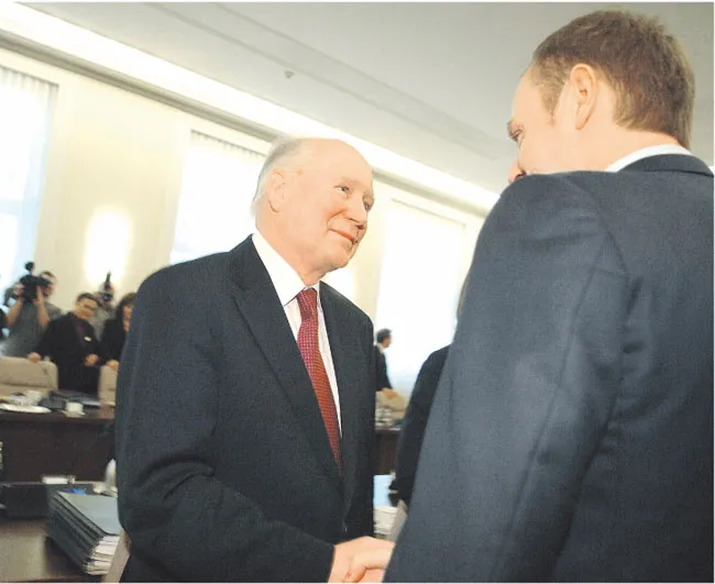 Minister środowiska Maciej Nowicki pożegnał się wczoraj z rządem