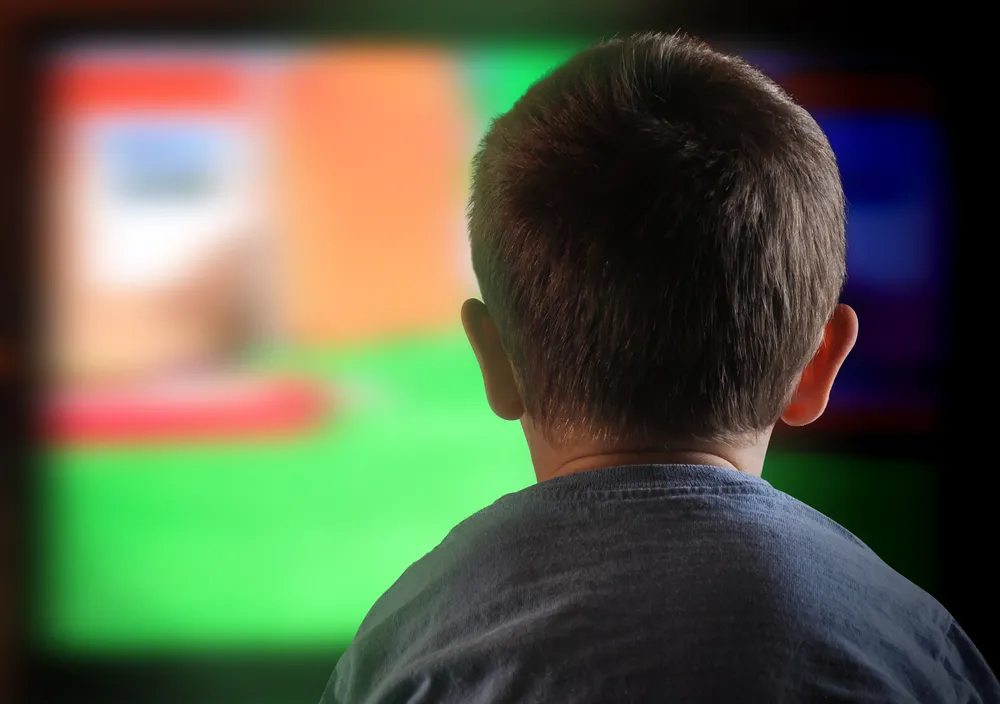 dziecko pred telewizorem