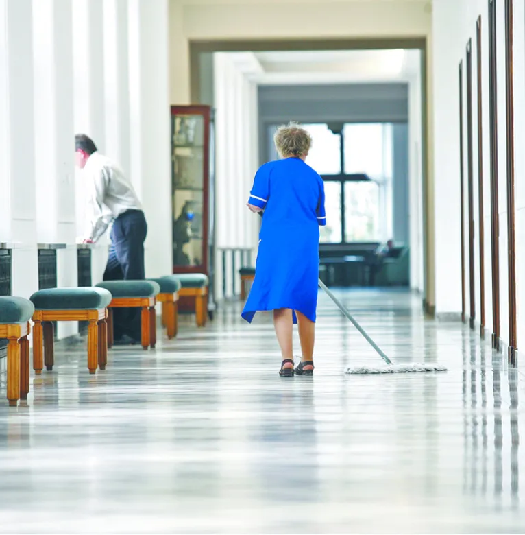 Rząd wprowadził minimalną stawkę godzinową, ale sam tyle za pracę płacić nie chce