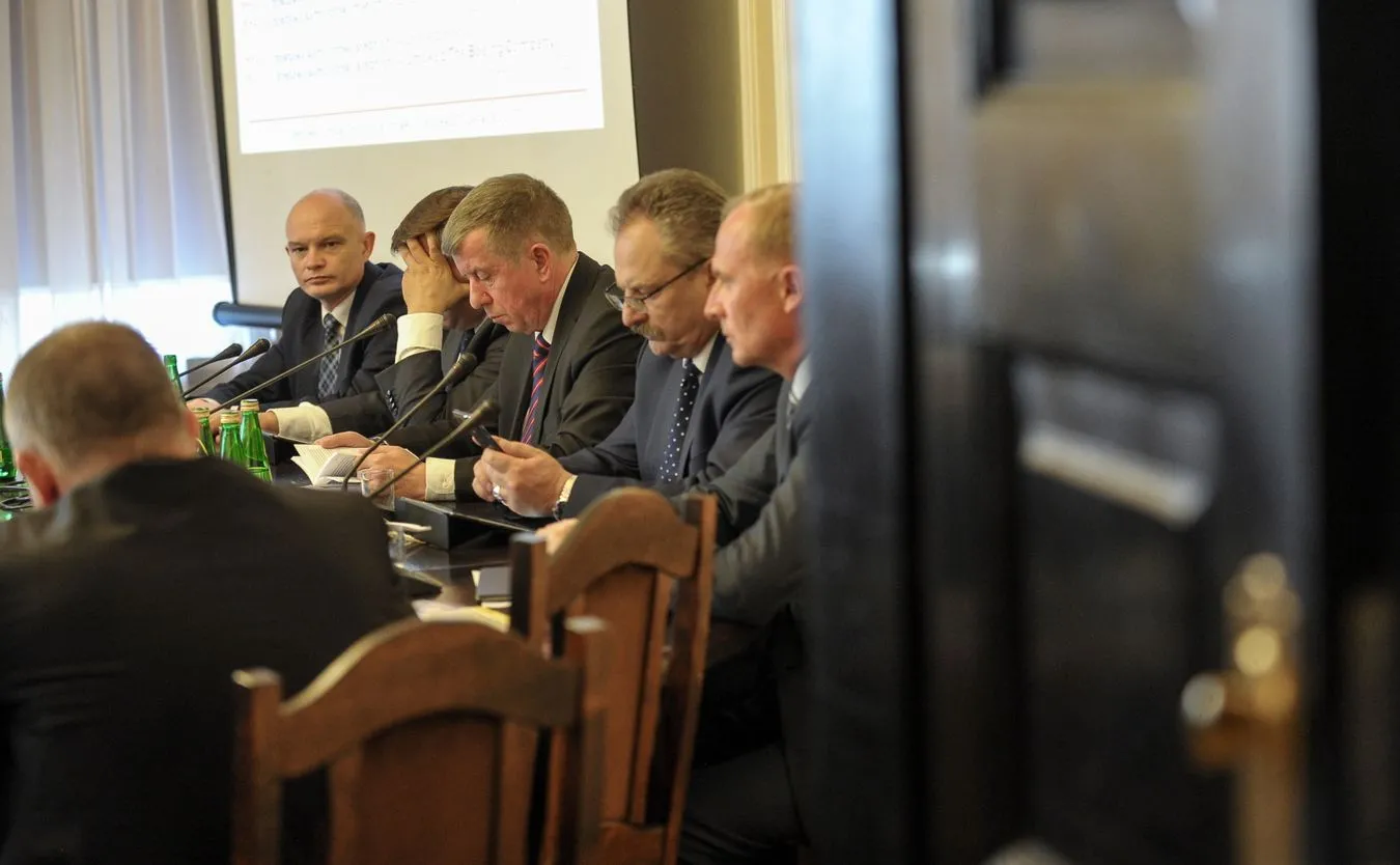 Jak uchwalane są nowe ustawy? Poznaj przebieg procesu legislacyjnego