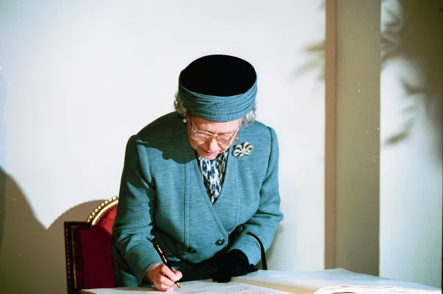 Według aktu zgonu powodem śmierci Elżbiety II była starość