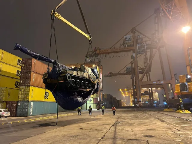 Do Gdyni dopłynęły pierwsze czołgi i armatohaubice. Trwa ich rozładowywanie