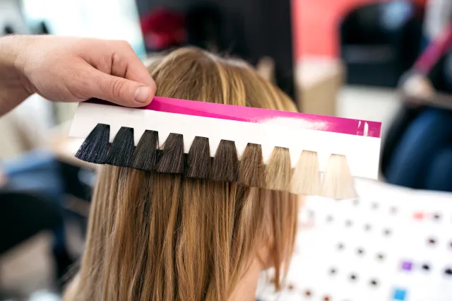 Mieszkańcy Niemiec przyjeżdżają do Polski, by farbować włosy