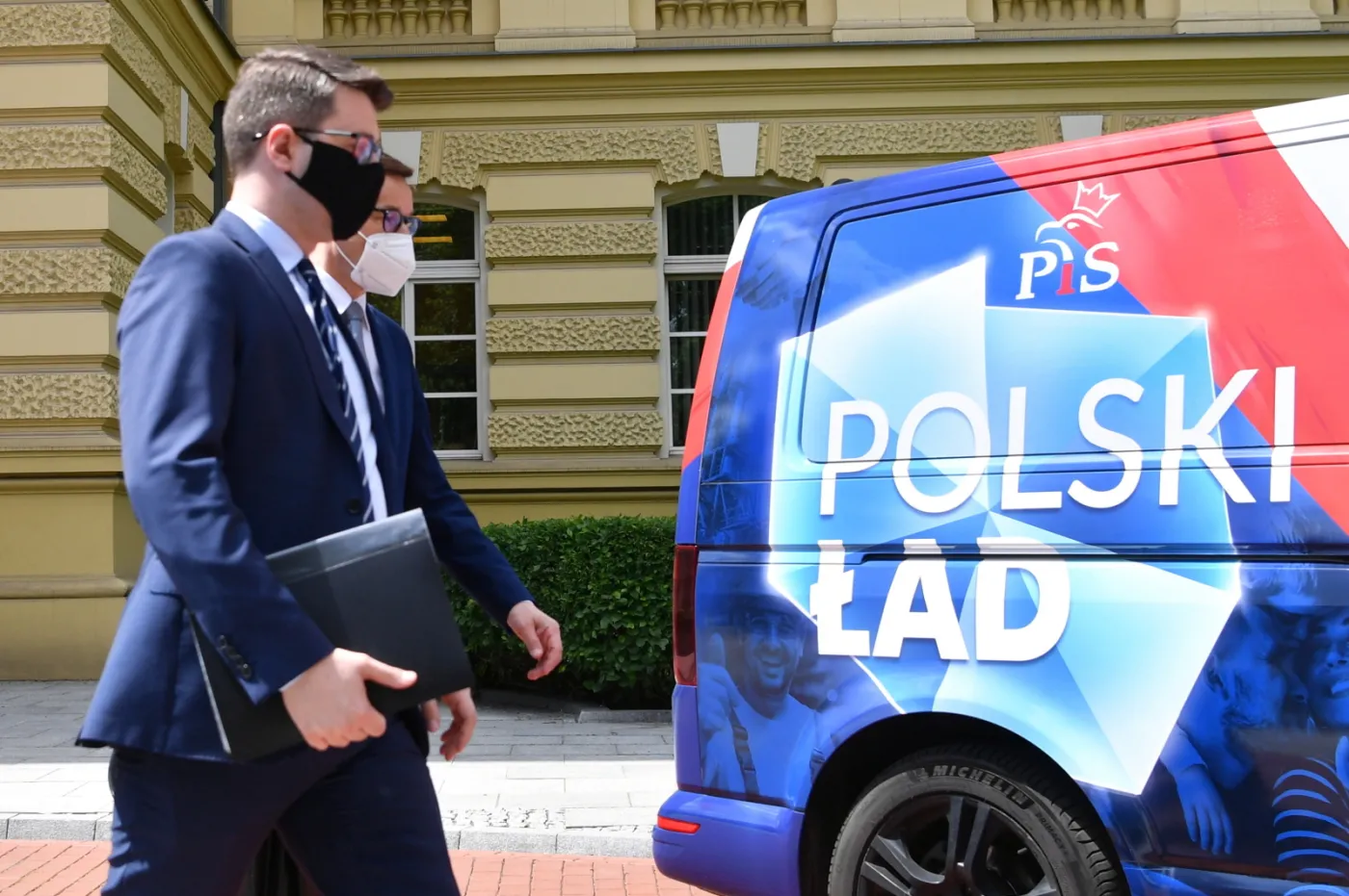Morawiecki zapowiedział likwidację śmieciówek. "Zacznijcie od siebie"