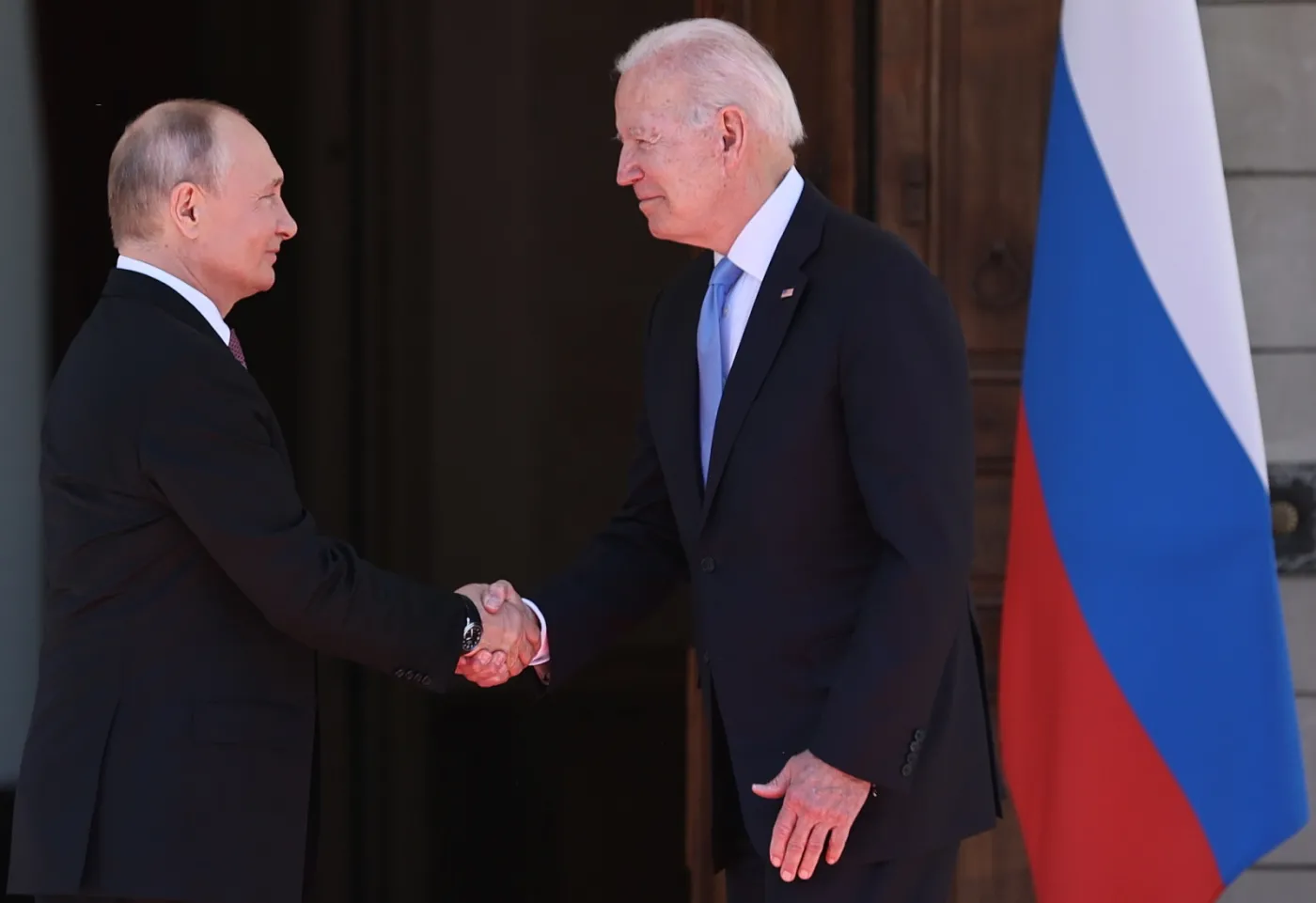 Media o mowie ciała prezydentów Rosji i USA: nerwowy Putin i chłodny Biden
