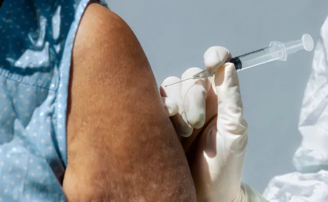 Izrael nie poda trzeciej dawki szczepionki większości chorych z nowotworami