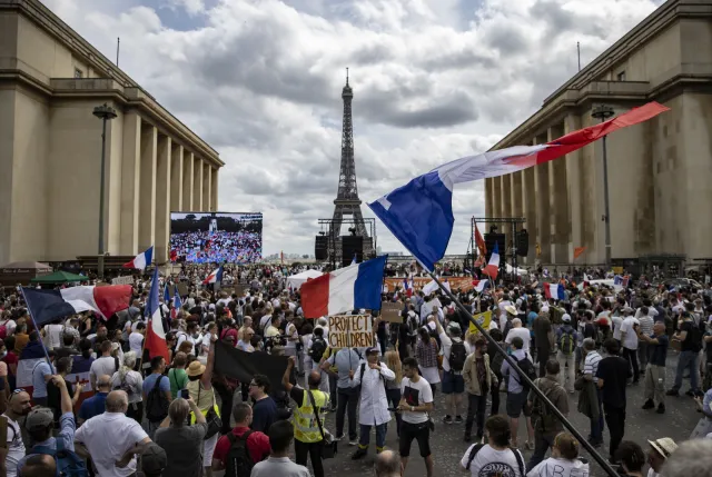 Przeciwnicy certyfikatów covidowych wychodzą na ulice. Fala protestów na świecie