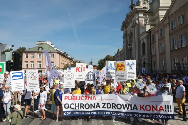 Medycy protestują na placu Krasińskich