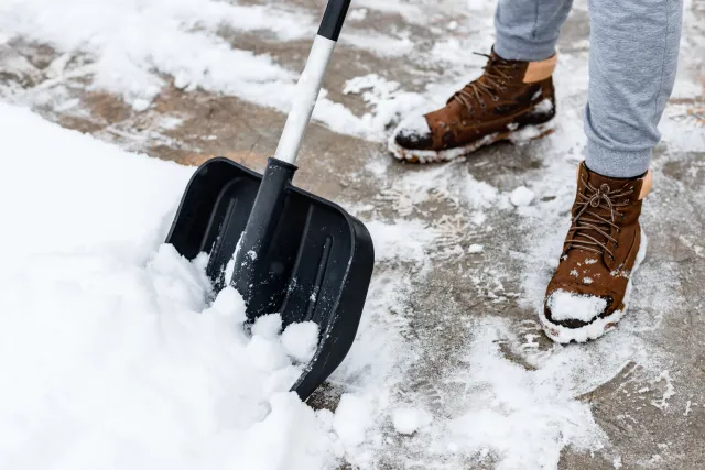 Odśnieżanie chodników i dróg. Kto jest za to odpowiedzialny?