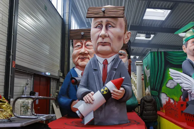 Władimir Putin i nuklearne groźby Rosji, Olaf Scholz jako leniwiec... Na co Niemcy zwrócą uwagę podczas karnawałowej parady? [ZDJĘCIA]