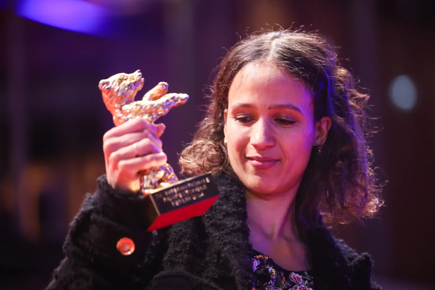 Mati Diop ze statuetką Złotego Niedźwiedzia na Berlinale 2024