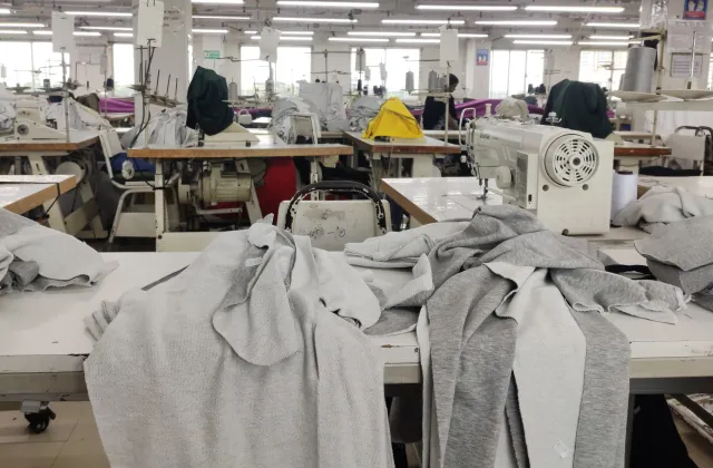 Ile zarabiają pracownicy szwalni w Bangladeszu? Przemysł odzieżowy odpowiada za 80 proc. krajowego eksportu