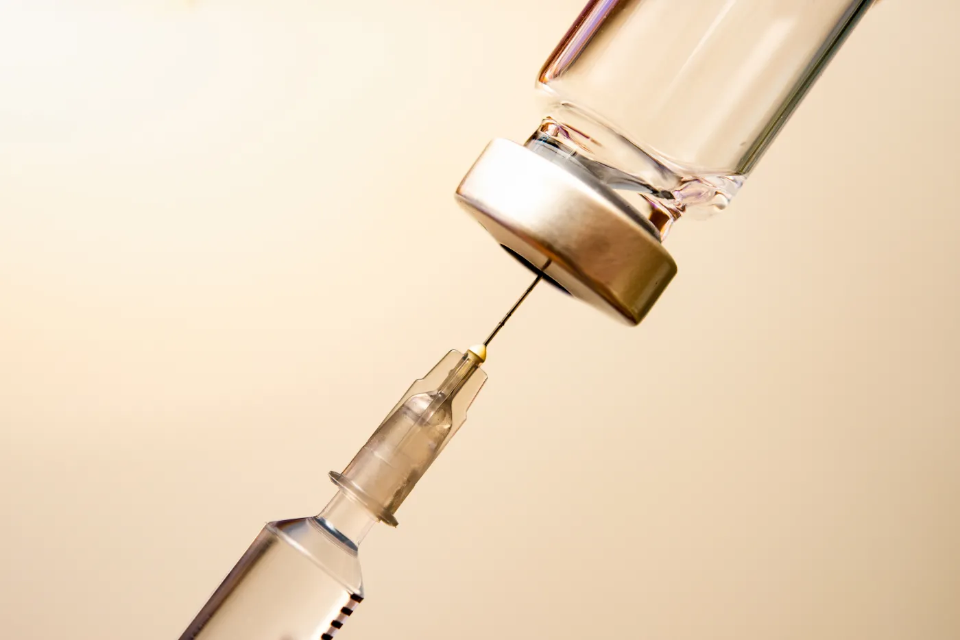 Trzecia dawka szczepionki kluczowa. Dwie pierwsze już nie chronią przed omikronem