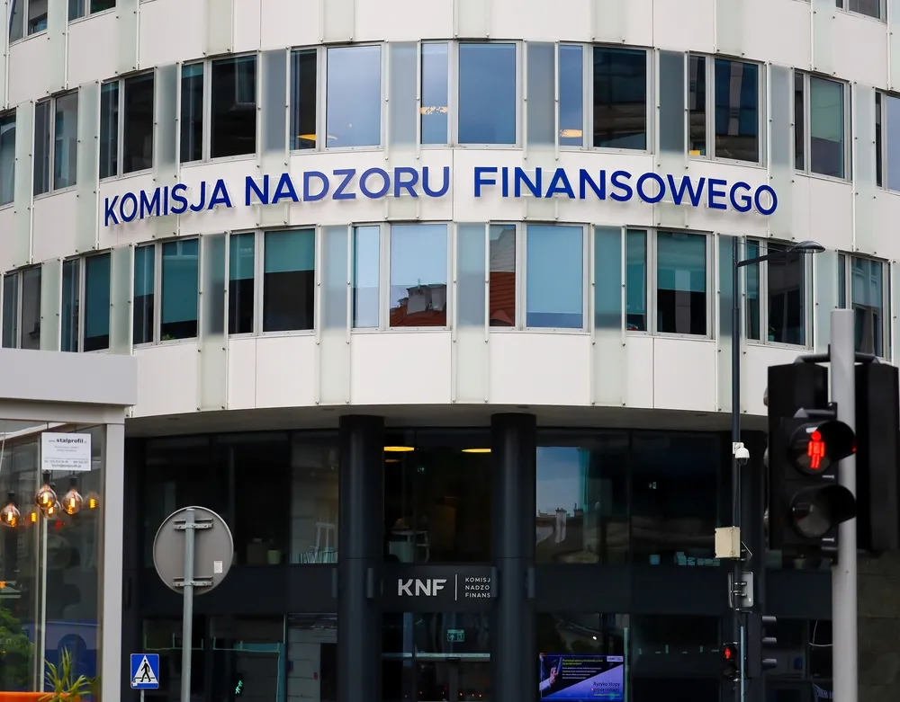 KNF wszczęła postępowania wobec kilku największych banków. Sprawa dotyczy WIRON-u