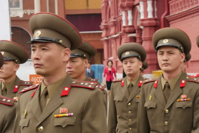 Tysiące żołnierzy z Korei Płn. szkoli się w Rosji. Wspinamy się po eskalacyjnej drabinie