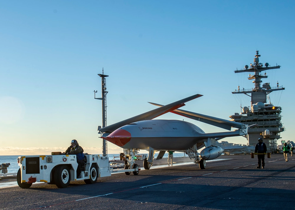 MQ-25 Stingray w trakcie transportu na pokładzie lotniskowca.