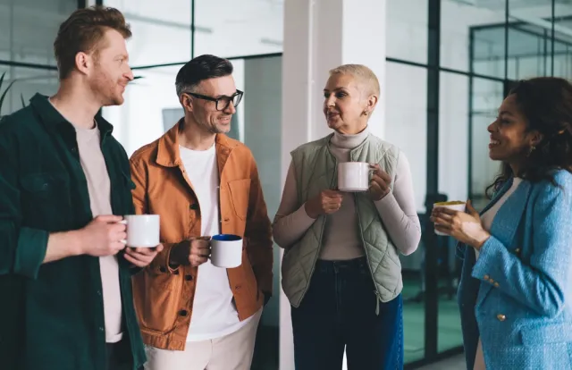 Kiedyś „cicha rezygnacja”, dzisiaj „kawa w biurze”. Na czym polega nowy trend wśród pracowników?