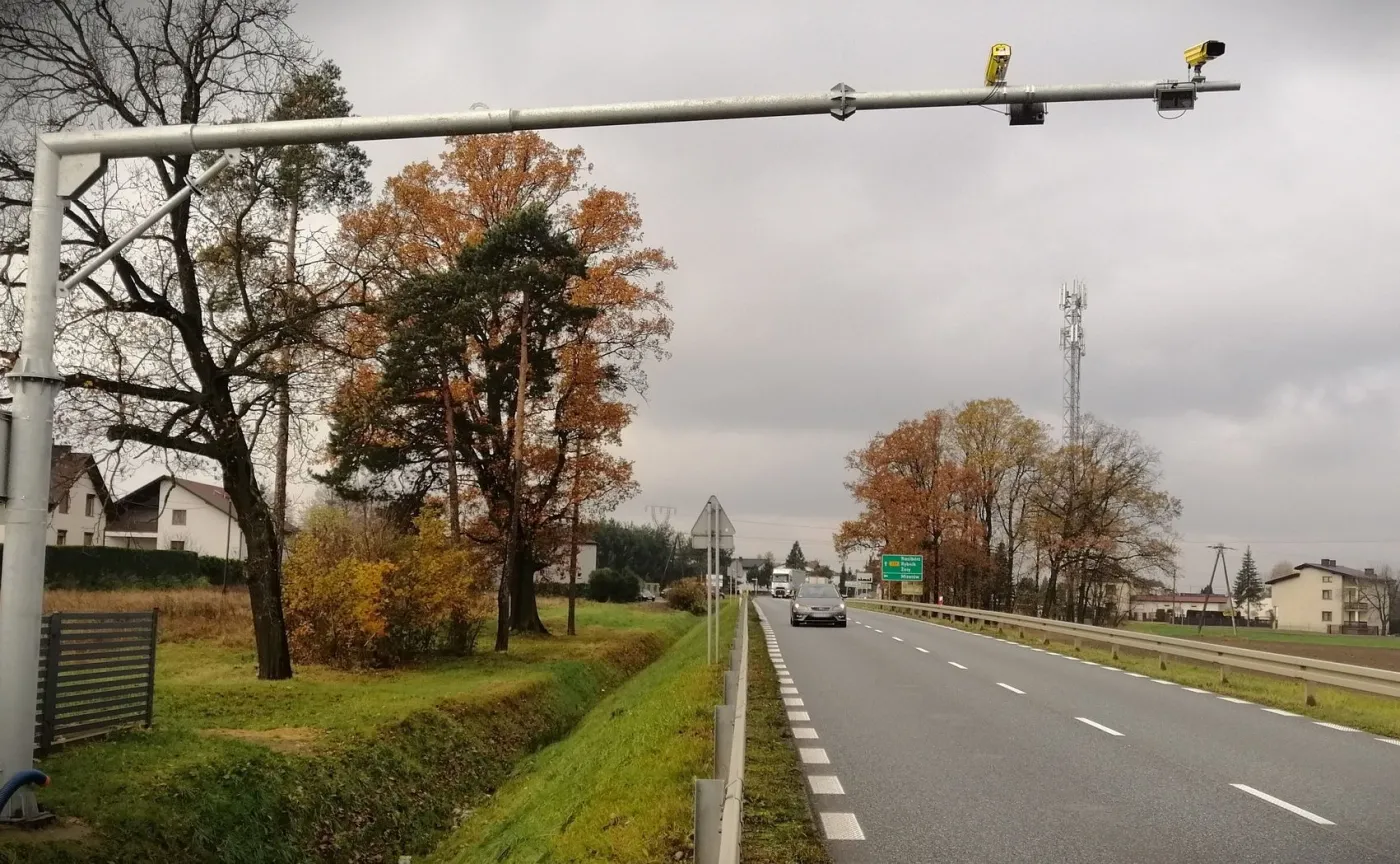 Odcinkowy pomiar prędkości to postrach kierowców. Czy da się oszukać ten system?