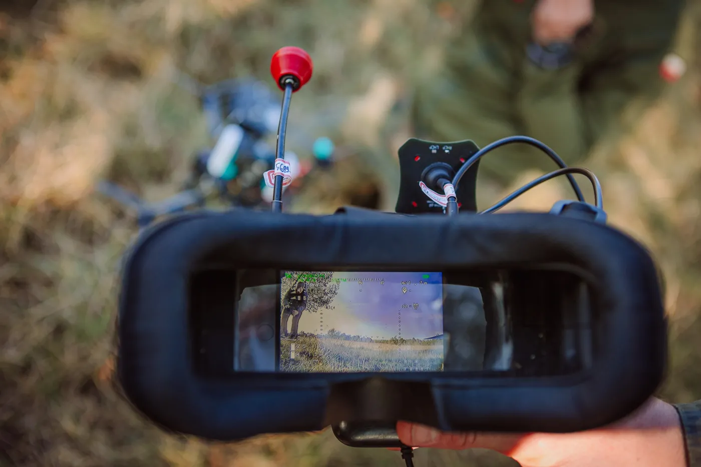 Specjalne gogle pozwalają operatorom sterować dronem z pierwszej perspektywy. Dużym ograniczeniem tanich dronów jest ich wrażliwość na zakłócenia. Nowoczesne środki walki radioelektronicznej potrafią także namierzać operatora.