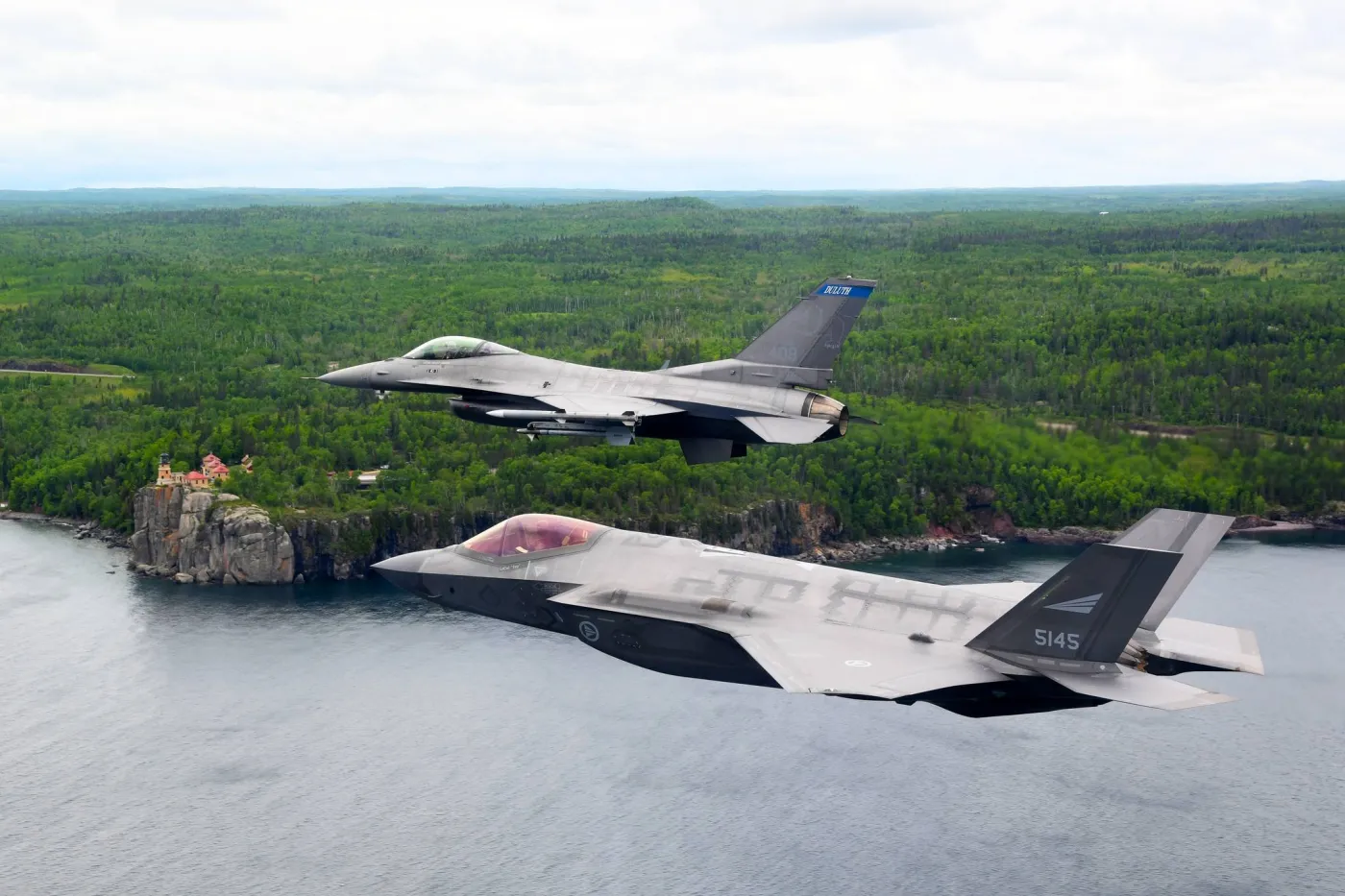 Samoloty F-35A mają zastąpić w U.S. Air Force starsze F-16. Na zdjęciu widzimy norweski samolot F-35A oraz amerykański F-16C.