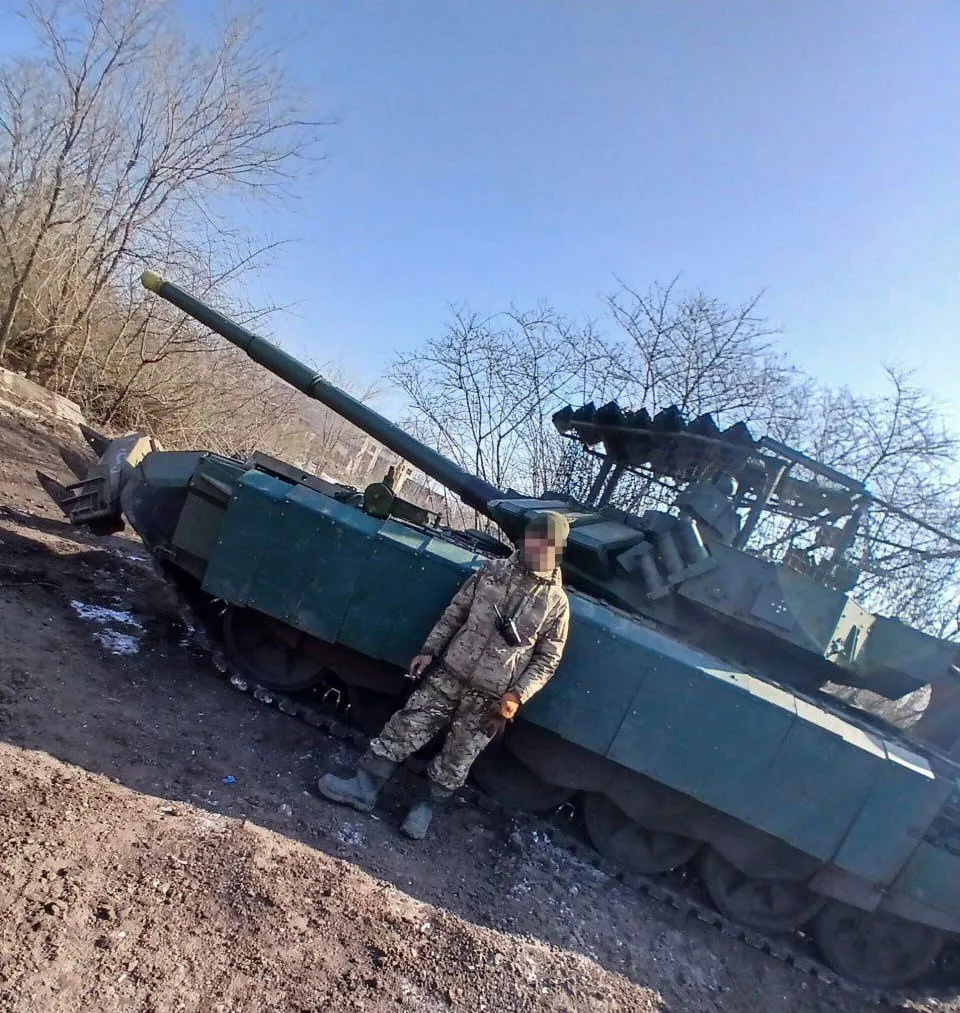 Tego jeszcze na rosyjskich czołgach nie widzieliście! Militarna premiera na wojnie w Ukrainie.