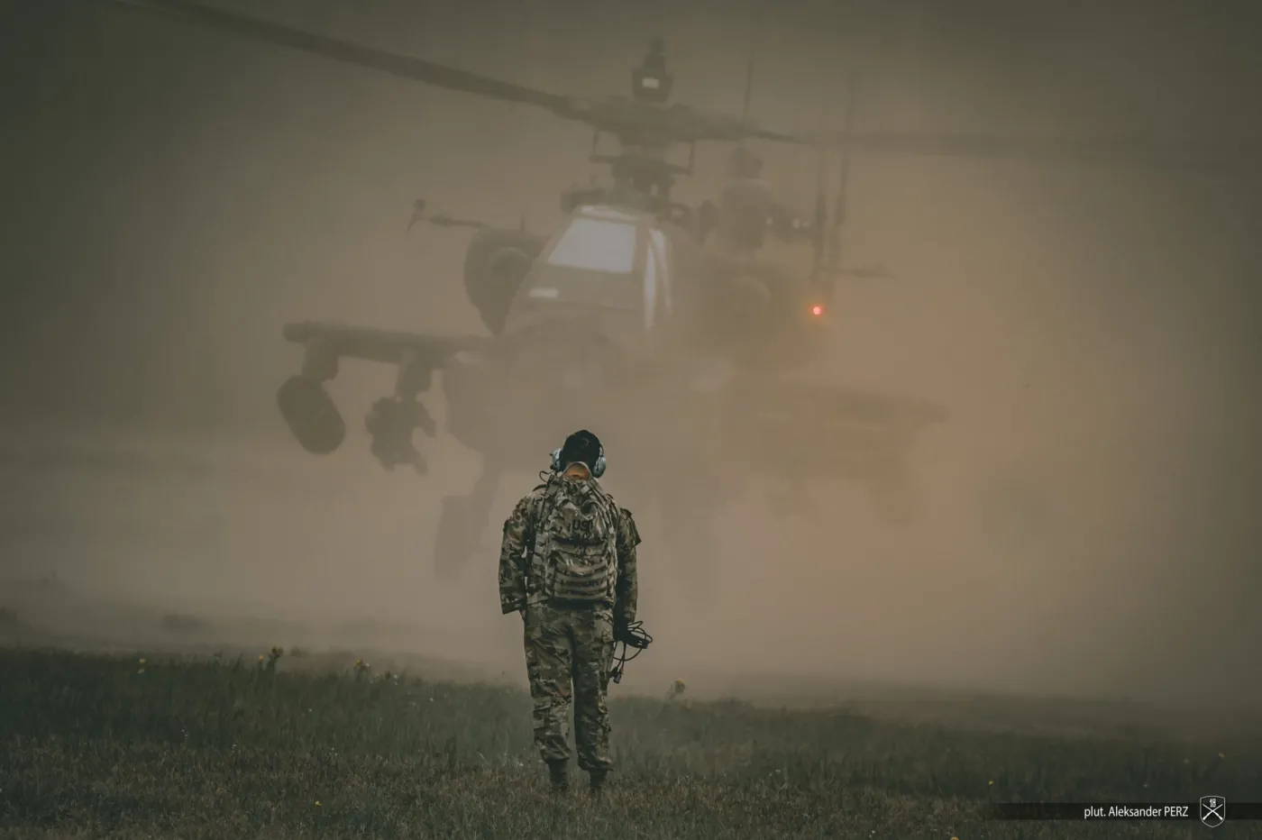Amerykański śmigłowiec AH-64 w trakcie manewrów Niedźwiedź 22