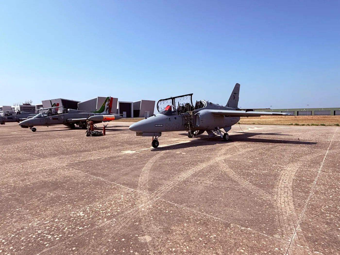 M-345 na włoskim lotnisku