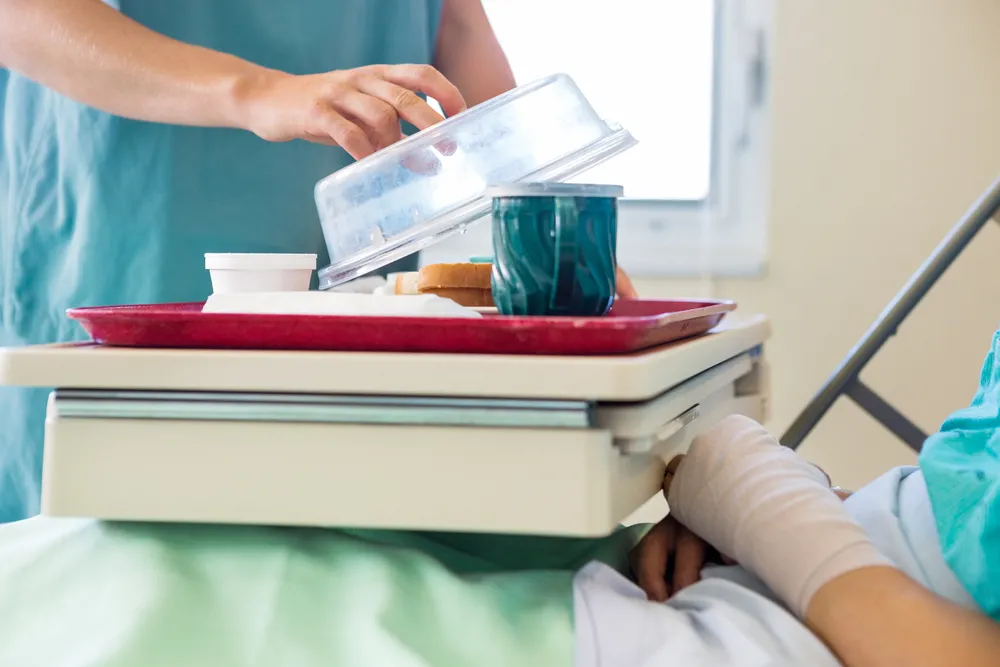 Lepsze wyżywienie w polskich szpitalach. Rząd zapowiada program "Dobry posiłek"