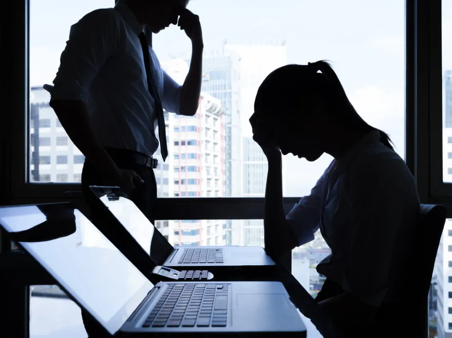 Czeka nas kolejny kryzys zdrowotny? Niektórzy odchodzą z pracy, inni zostają. I cierpią