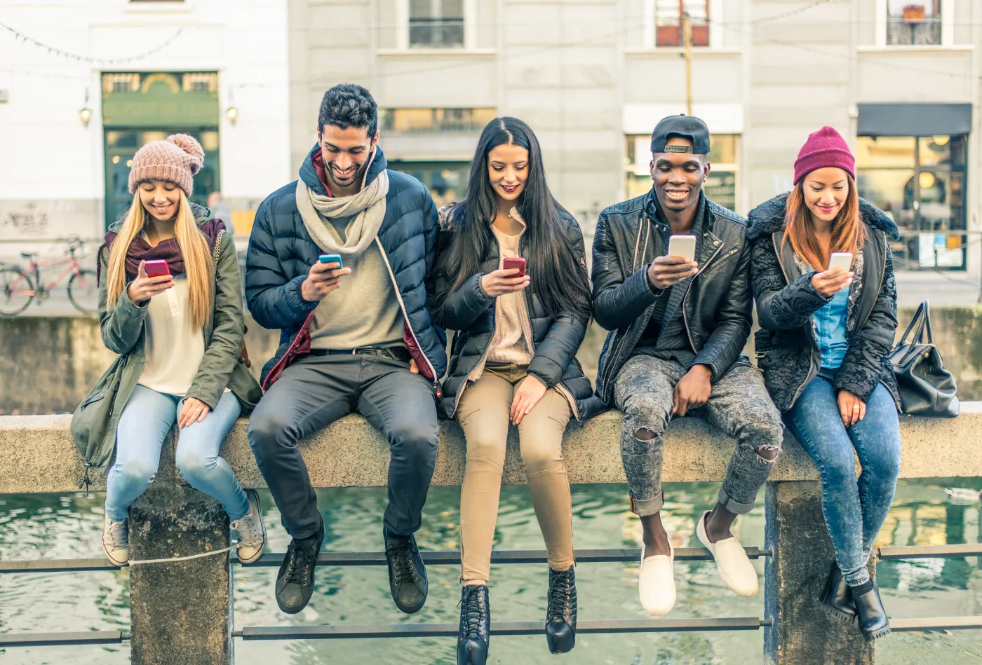Rynek smartfonów w Europie. Kolejny kwartał spadku dostaw [WYKRES]