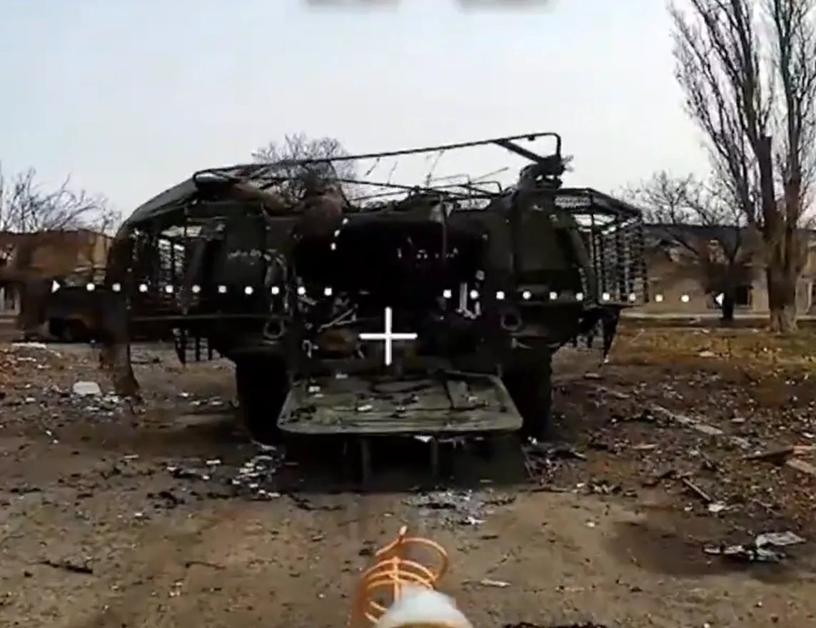 Rosyjski dron wlatuje do amerykańskiego Strykera na Ukrainie