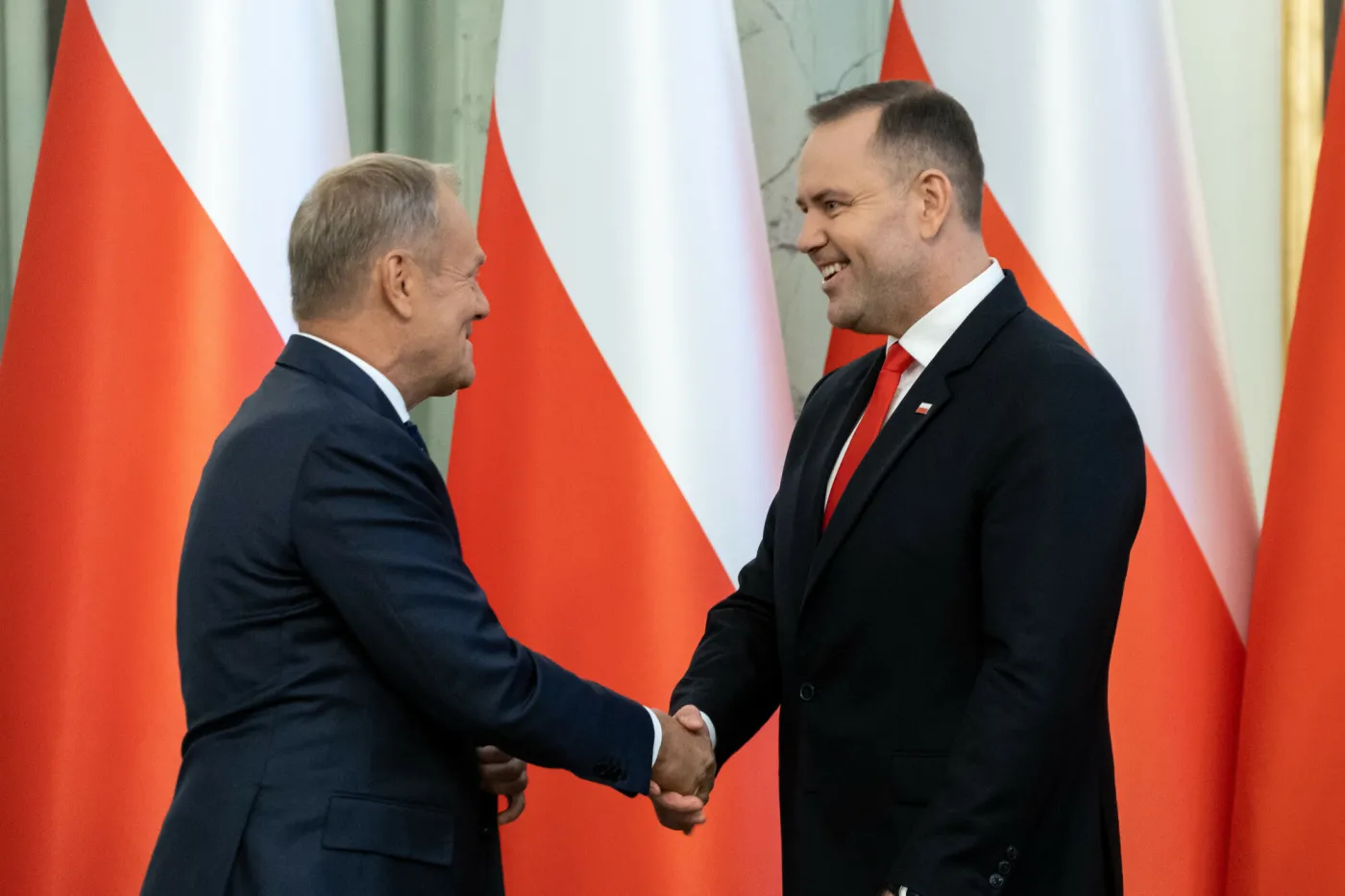 Tusk oskarża Nawrockiego ws. stopni oficerskich. "Uparcie odmawia podpisania"