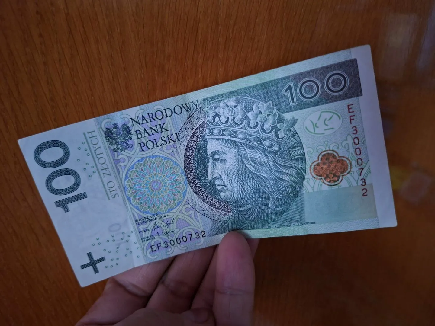 Wpłacasz gotówkę na konto? Po przekroczeniu tego limitu bank zgłasza transakcję
