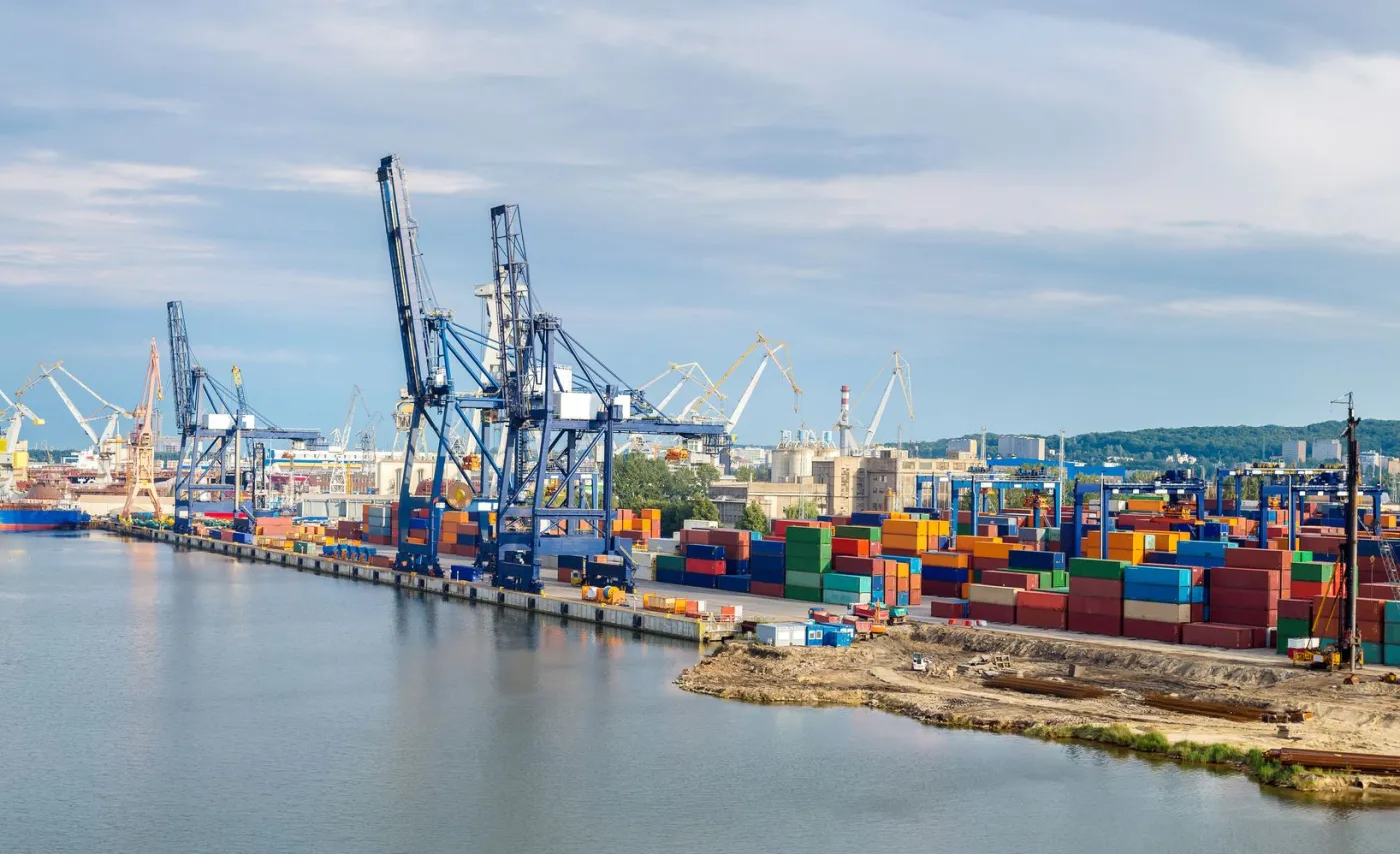 Polska więcej kupuje, niż sprzedaje. Nasz deficyt handlowy rośnie [NOWE DANE]