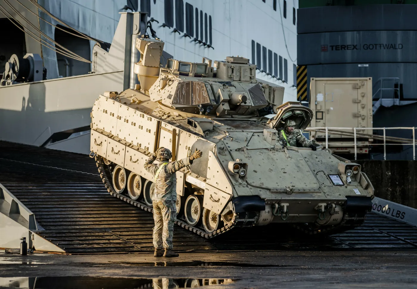 Czołgi i bombowce w drodze. USA prężą się do potężnego ataku