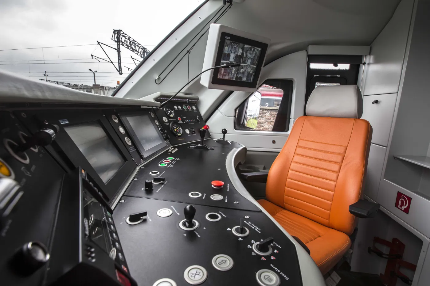 Ile zarabia maszynista pociągu? Płacą lepiej niż w korporacji. Ale chętnych brakuje