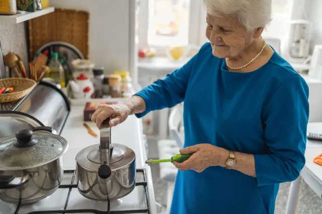 Dzięki temu seniorzy zapłacą niższe rachunki. Jest nowa kwota ryczałtu energetycznego 2026, skorzystają seniorzy, kombatanci, wdowy po kombatantach