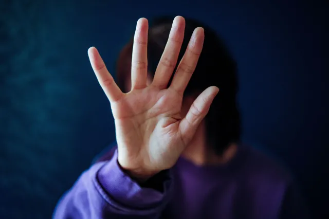 Jak działa procedura Niebieskiej Karty? Po zmianie przepisów obejmuje ona więcej osób