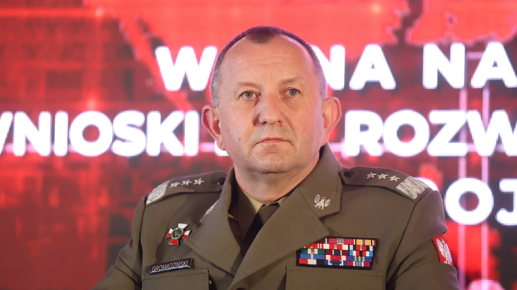 Gen. Gromadziński ostro o SAFE. "Mamy kredyt na dom, a kupujemy dywaniki"