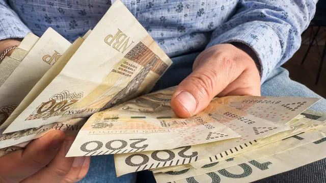 Co teraz robić, żeby dostać pracę od ręki i dobrze zarobić. W tych branżach zatrudniają na pniu