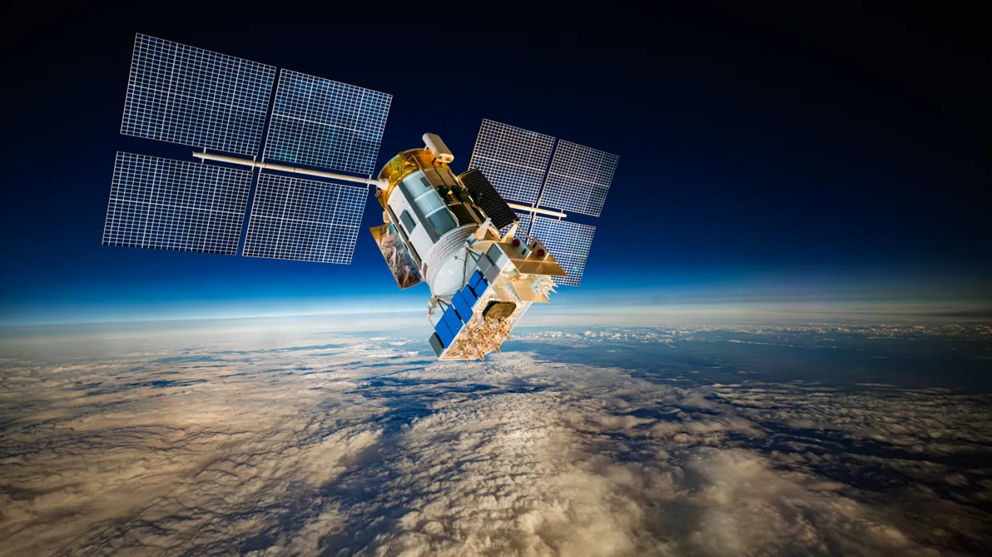 Satelity IRIS z nowego Unijnego programu mają zapewnić Europie suwerenność i autonomię w kosmosie i komunikacji. Europejskie rozwiązanie będzie mniejsze, ale technologicznie nowocześniejsze od amerykańskiego Starlinka. To pierwszy krok do UE na pełnej, w kosmosie.