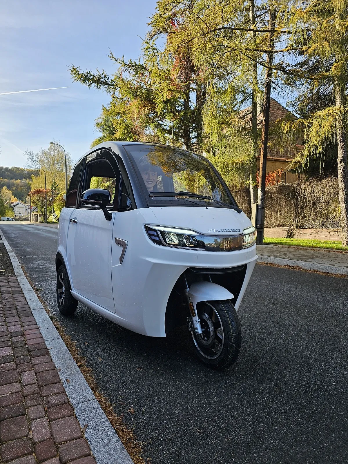 Trójkołowiec elektryczny z zabudowaną kabiną marki Electroride