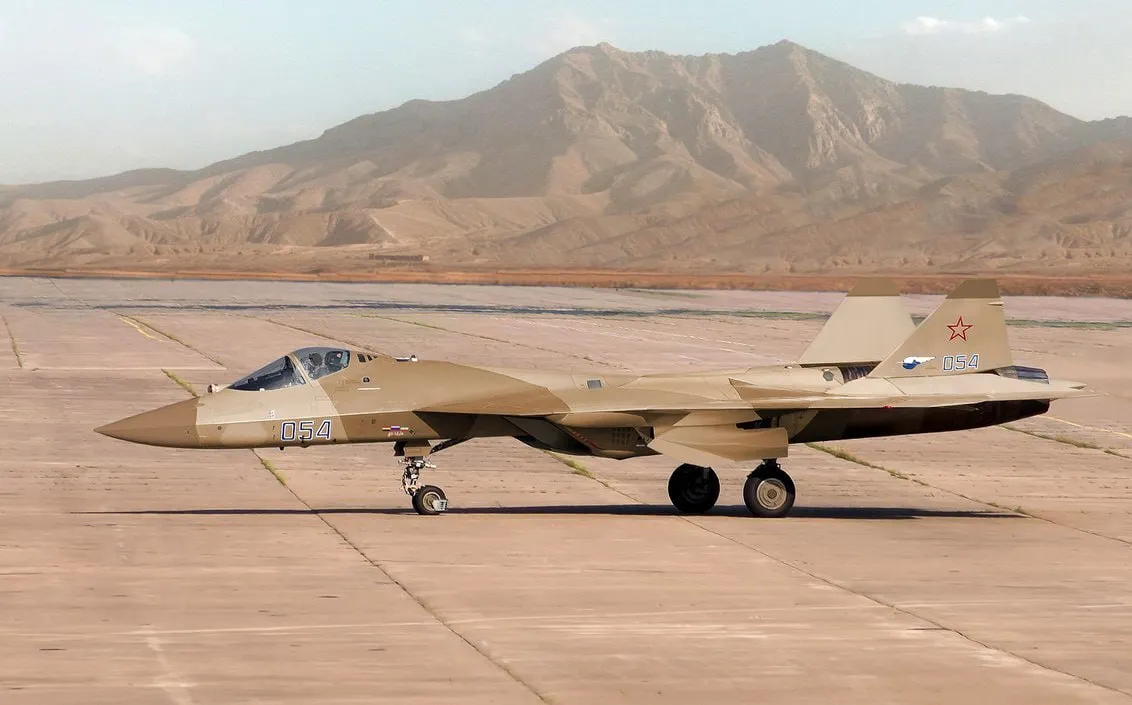 Su-57 w pustynnym kamuflażu